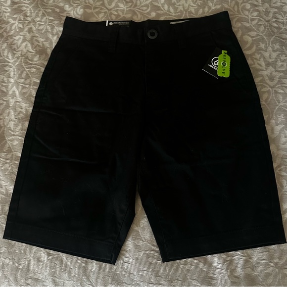 NWT VOLCOM FRICKEN CHINO STRAIGHT LEG SHORTS- BLACK - Picture 1 of 4